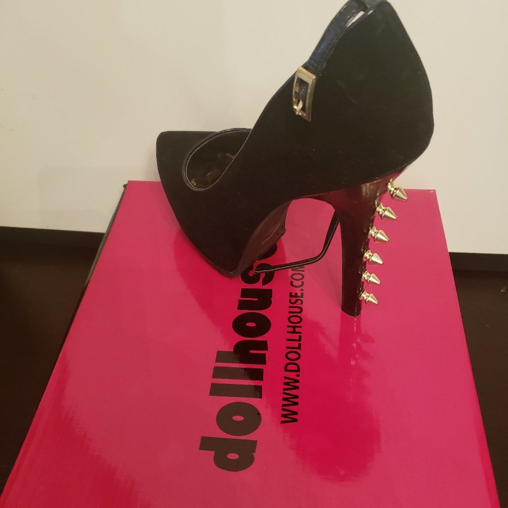 Ladies black pump